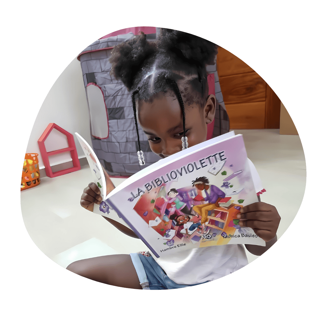 Petite fille lisant un livre Ayo