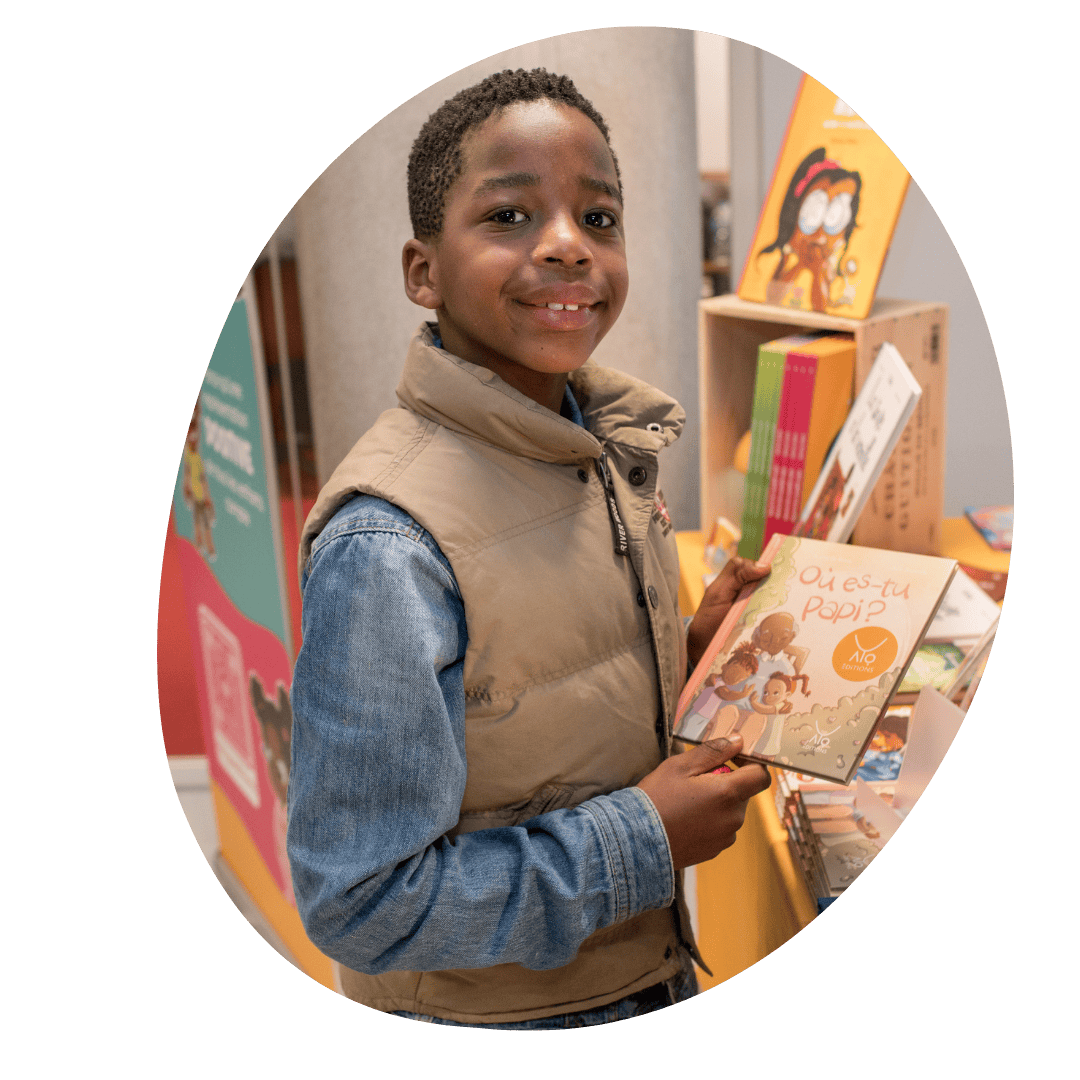 Petit garçon tenant un livre Ayo