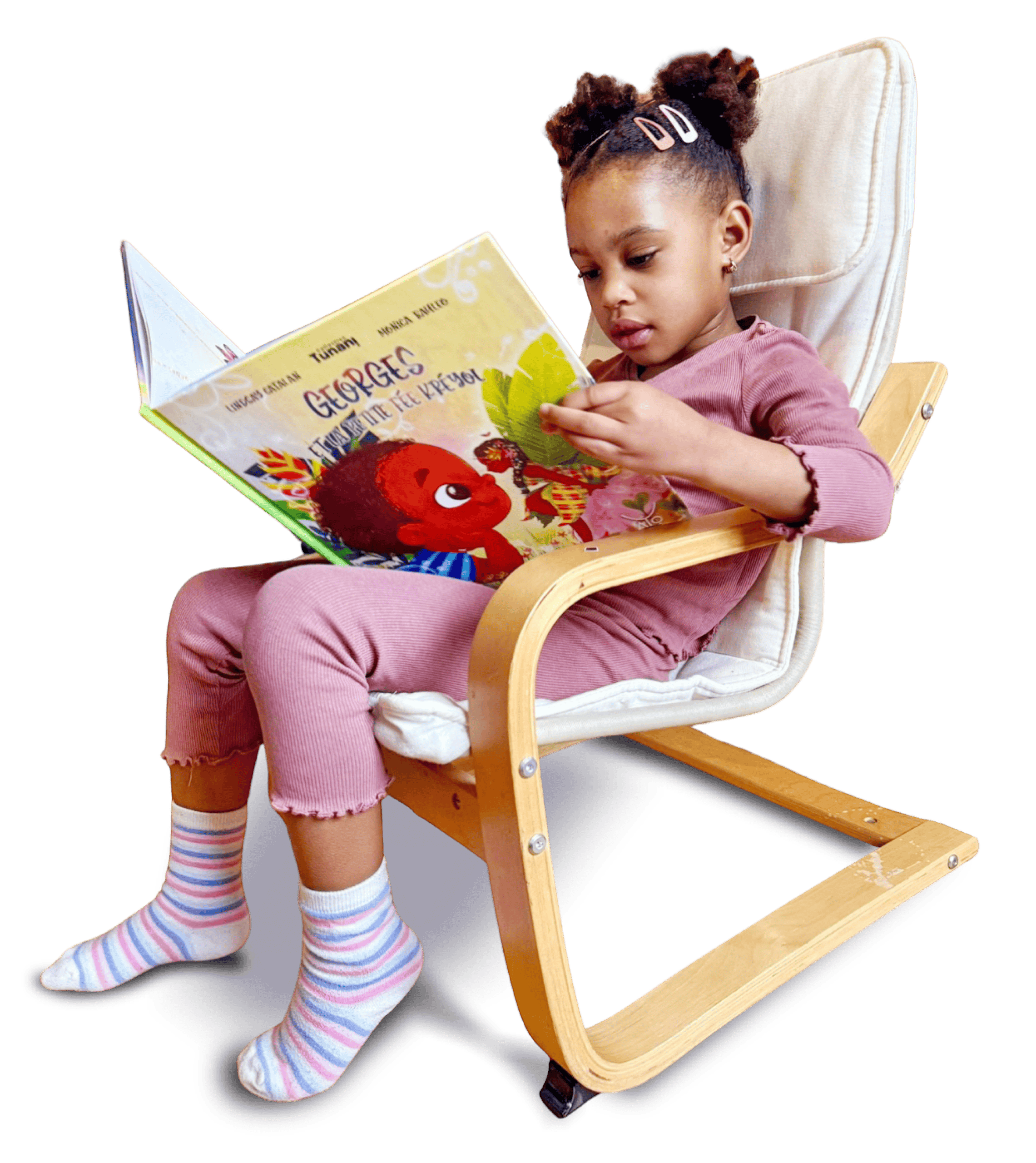 Petite fille noire qui lit avec joie